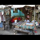 Hier kann man seine Wäsche bügeln lassen, mit einem von Holzkohlen beheizten Bügeleisen